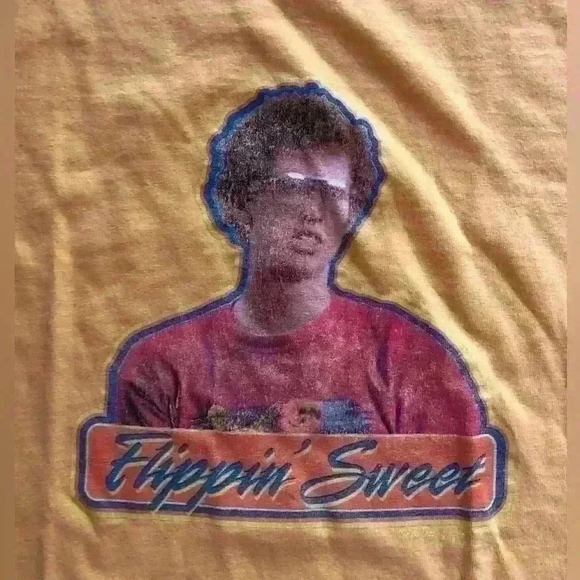 Vtg Napoleon Dynamite yellow t-shirt with graphic on front S - Picture 3 of 5